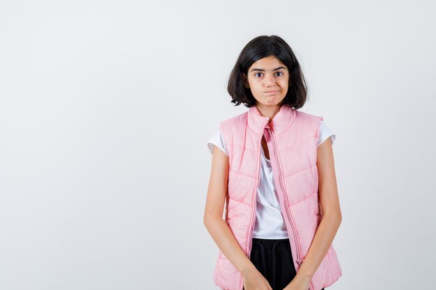 Retrato de uma menina com camiseta branca e colete inflável