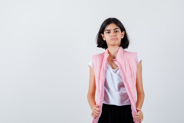 Retrato de uma menina com camiseta branca e colete inflável