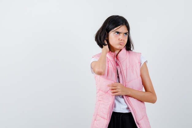 Retrato de uma menina com camiseta branca e colete inflável