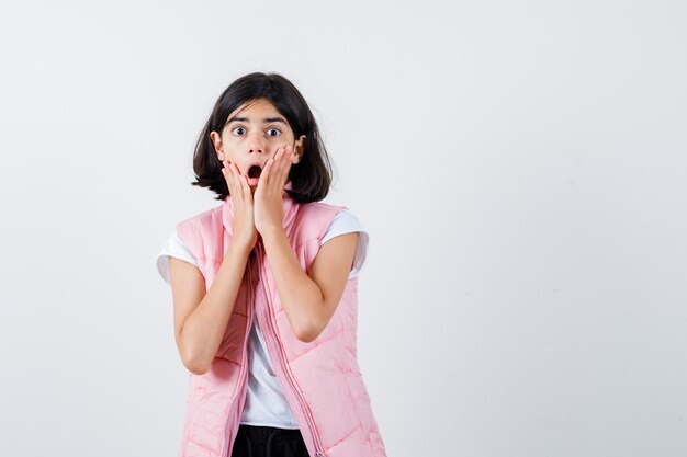 Retrato de uma menina com camiseta branca e colete inflável