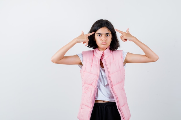 Retrato de uma menina com camiseta branca e colete inflável