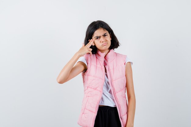 Retrato de uma menina com camiseta branca e colete inflável