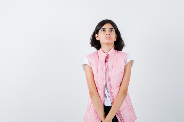 Retrato de uma menina com camiseta branca e colete inflável