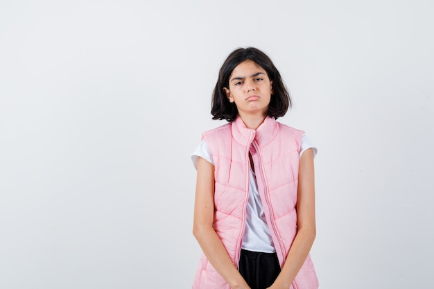 Retrato de uma menina com camiseta branca e colete inflável