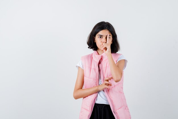 Retrato de uma menina com camiseta branca e colete inflável