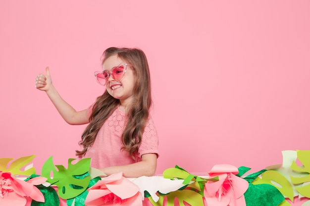 Retrato de uma menina com óculos de sol rosa