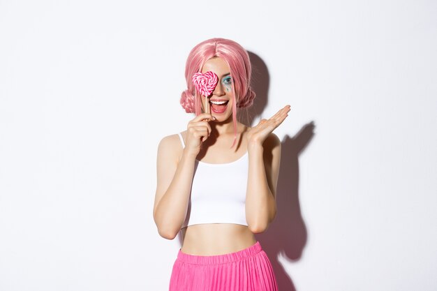 Retrato de uma menina com uma peruca curta rosa