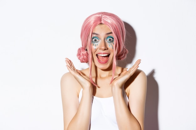 Retrato de uma menina com uma peruca curta rosa