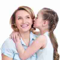 Foto grátis retrato de uma menina contando à mãe uma foto secreta de estúdio