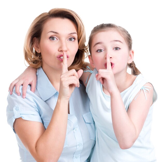 Retrato de uma menina contando à mãe uma foto secreta de estúdio