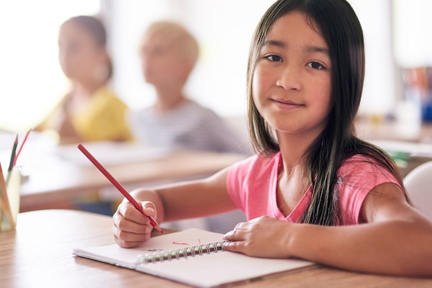 Retrato de uma menina durante a aula