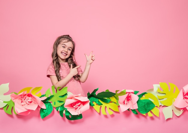 Foto grátis retrato de uma menina em uma parede rosa de verão