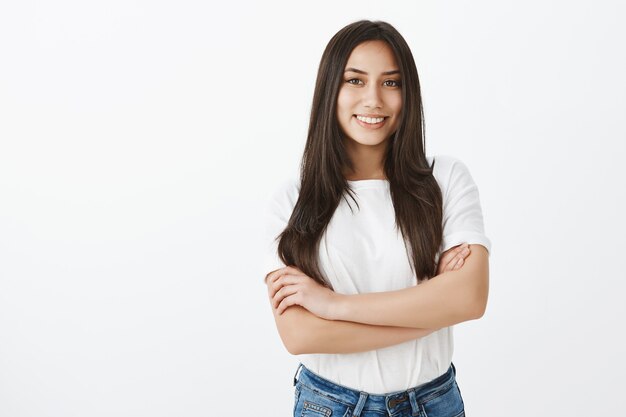 Retrato de uma menina europeia com pele bronzeada e cabelo escuro