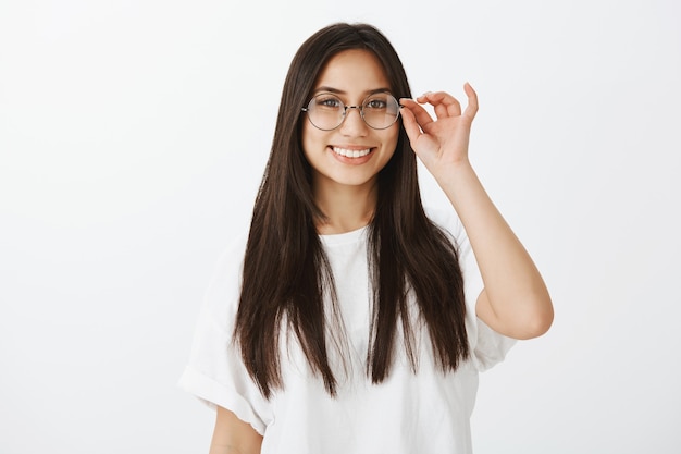 Retrato de uma menina europeia com pele bronzeada e cabelo escuro