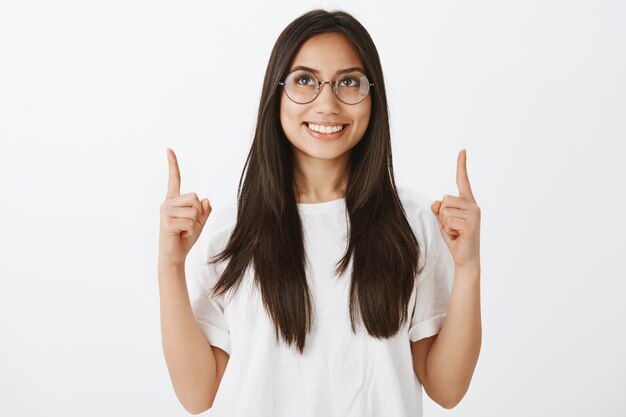 Retrato de uma menina europeia com pele bronzeada e cabelo escuro