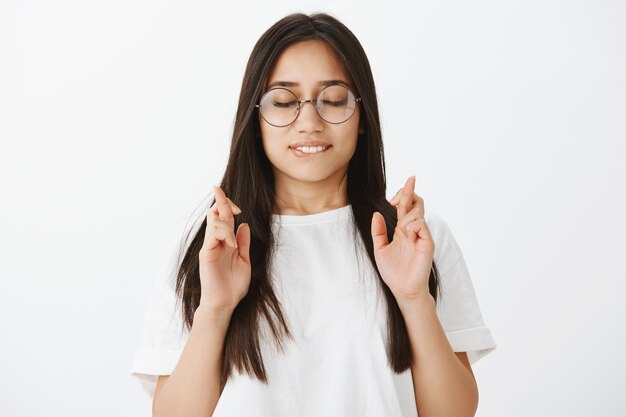 Retrato de uma menina europeia com pele bronzeada e cabelo escuro