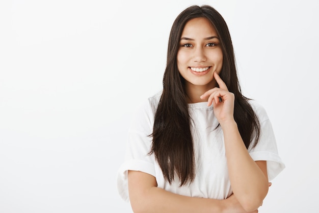 Retrato de uma menina europeia com pele bronzeada e cabelo escuro