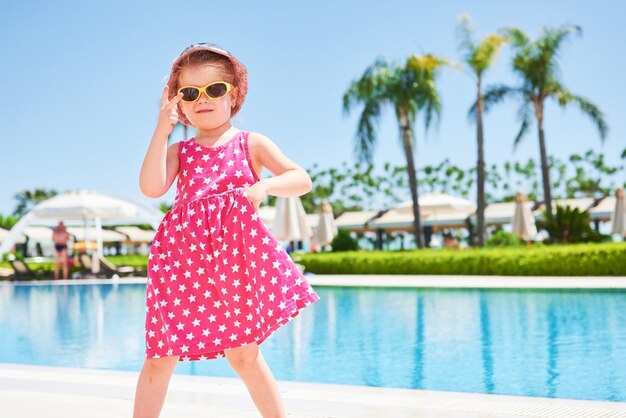 Retrato de uma menina feliz ao ar livre em dia de verão. Hotel de luxo Amara Dolce Vita. Recorrer. Tekirova-Kemer. Peru.