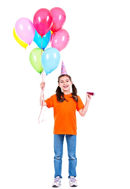 Foto grátis retrato de uma menina feliz e sorridente em camiseta laranja segurando balões coloridos - isolados em um branco.