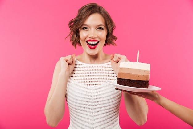 Foto grátis retrato de uma menina feliz, vestida de vestido