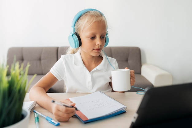 Retrato de uma menina prestando atenção nas aulas online