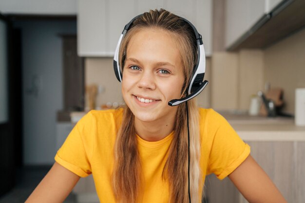 Retrato de uma menina prestando atenção nas aulas online