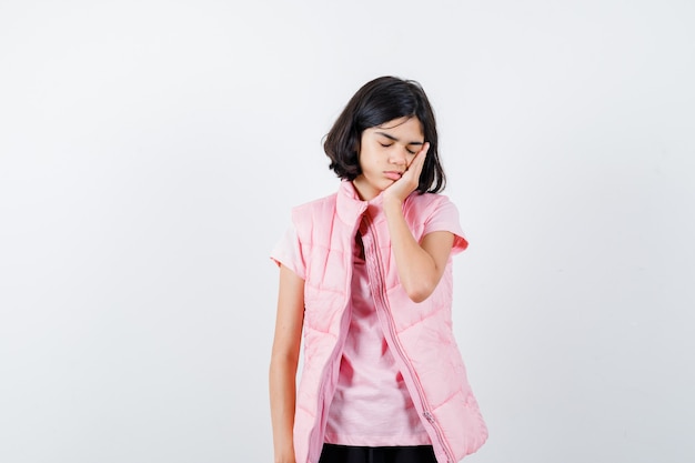 Retrato de uma menina sonolenta com camiseta branca e colete inflável