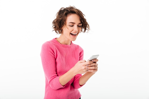 Foto grátis retrato de uma menina sorridente animado jogando jogos