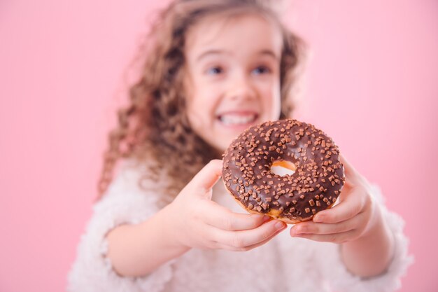 Retrato de uma menina sorridente com donuts