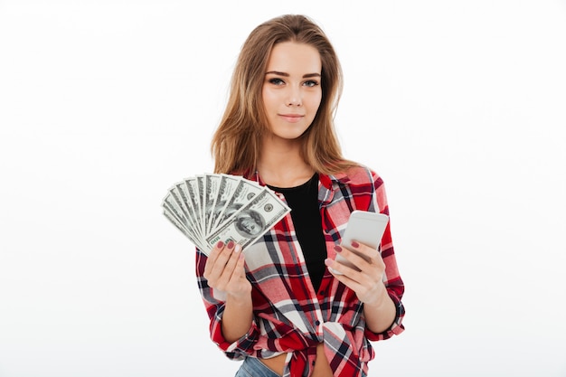 Retrato de uma menina sorridente satisfeito em camisa xadrez