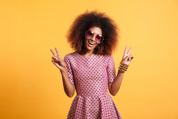 Foto grátis retrato de uma mulher afro-americana engraçada em estilo retro