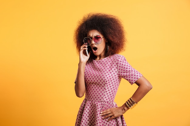 Retrato de uma mulher afro-americana furiosa com raiva