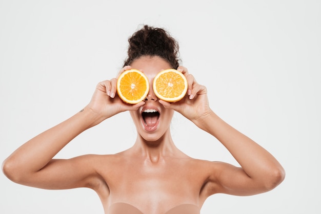 Foto grátis retrato de uma mulher alegre e feliz