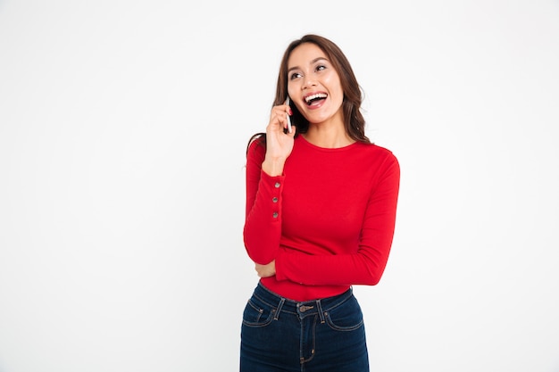 Retrato de uma mulher asiática satisfeita alegre