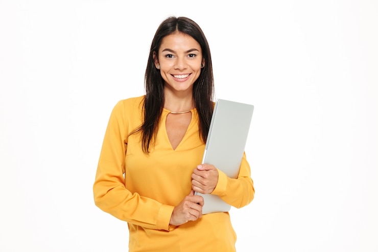 Foto grátis retrato de uma mulher bem sucedida sorridente segurando laptop