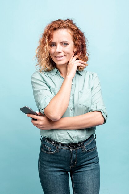 Retrato de uma mulher bonita com cabelos cacheados