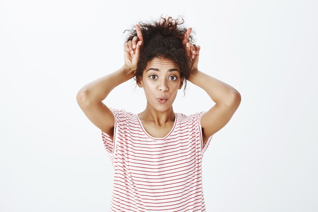 Retrato de uma mulher bonita com penteado afro, posando no estúdio.