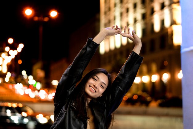 Retrato de uma mulher bonita na cidade à noite