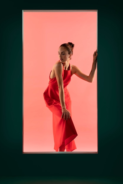 Foto grátis retrato de uma mulher bonita posando com um vestido vermelho esvoaçante