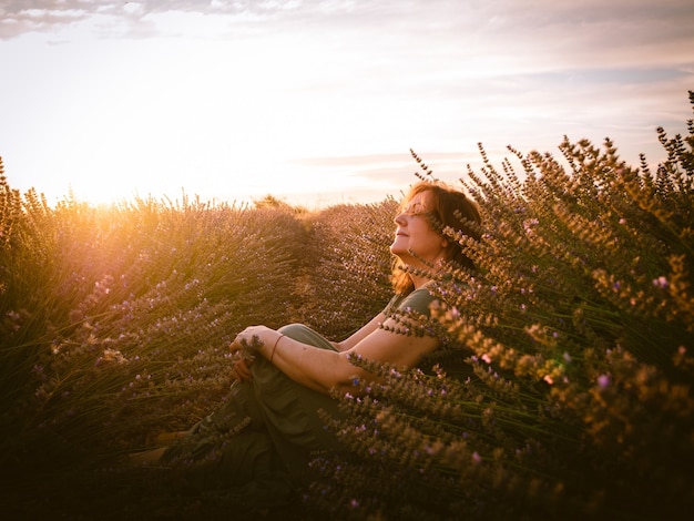 Retrato de uma mulher branca em uma bela vista ao pôr do sol