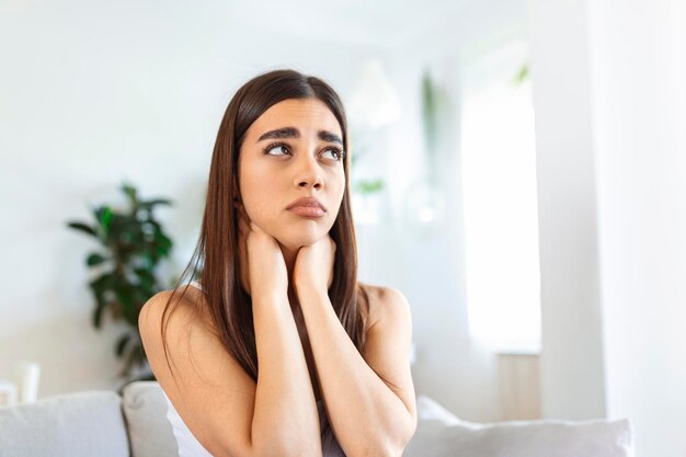 Retrato de uma mulher caucasiana infeliz que sofre de dor de dente em casa conceito de saúde Foto Premium