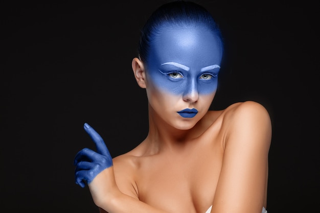Retrato de uma mulher coberta de tinta azul