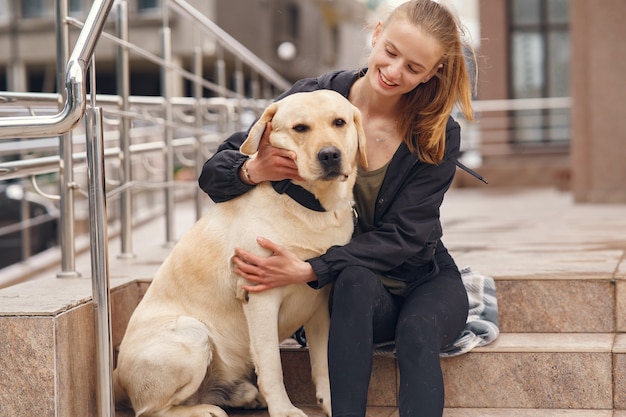 Retrato de uma mulher com seu lindo cachorro