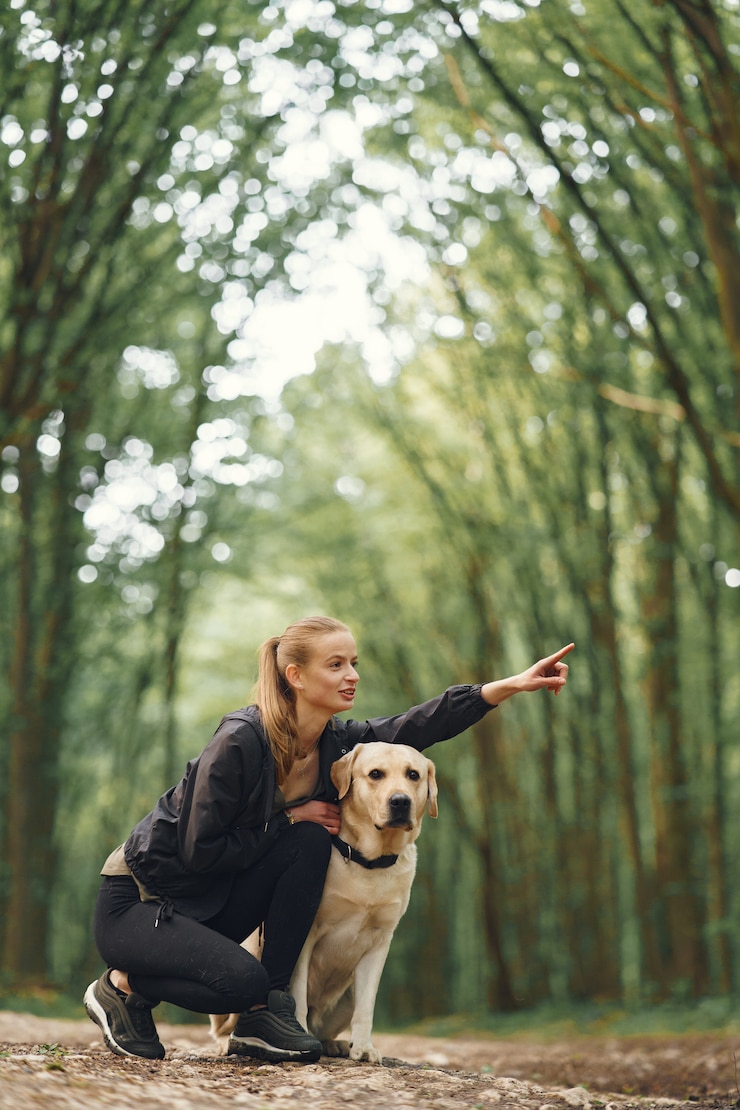 Foto grátis retrato de uma mulher com seu lindo cachorro