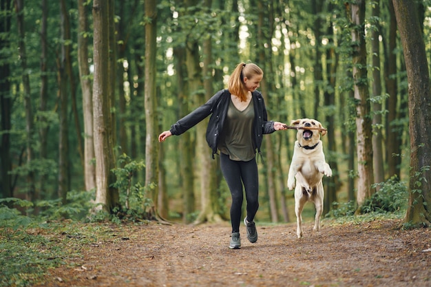 Retrato de uma mulher com seu lindo cachorro