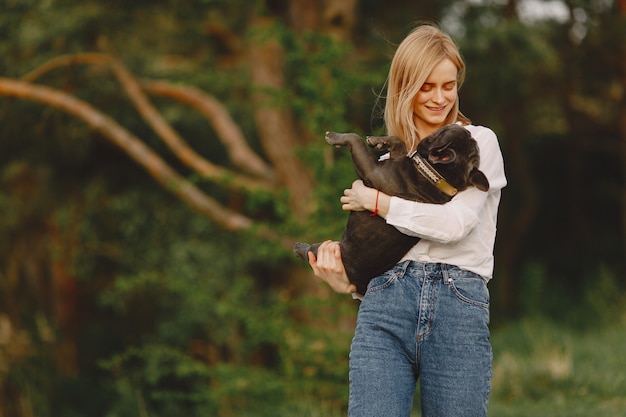 Retrato de uma mulher com seu lindo cachorro