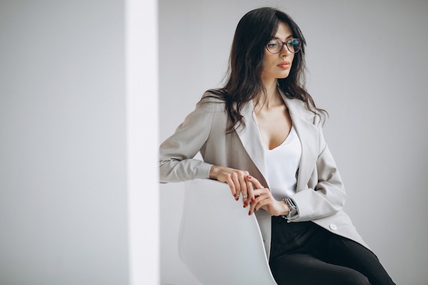 Retrato de uma mulher de negócios jovem sentado no escritório