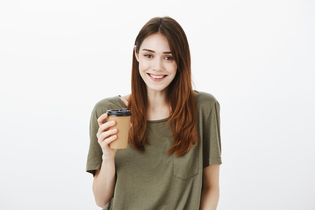 Retrato de uma mulher em uma camiseta verde escura