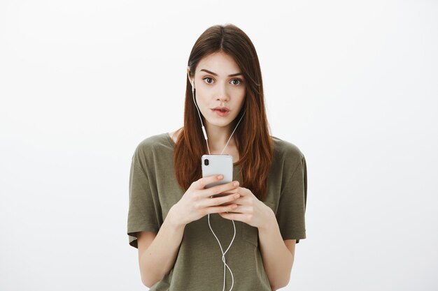 Retrato de uma mulher em uma camiseta verde escura