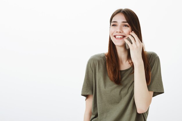 Retrato de uma mulher em uma camiseta verde escura